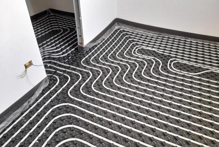 Plancher chauffant à Villeneuve-en-Retz : quels sont les avantages ?